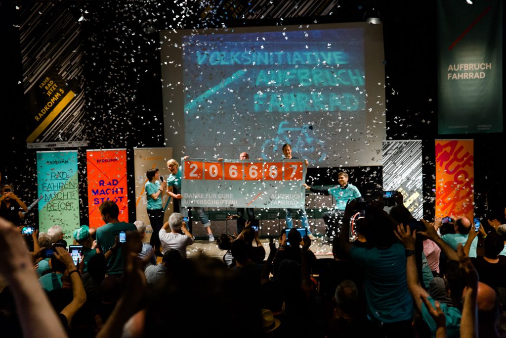 Jubel und Konfettiregen auf dem Kongress RADKOMM, Foto: Verena Gorny – www.verenafotografiert.de